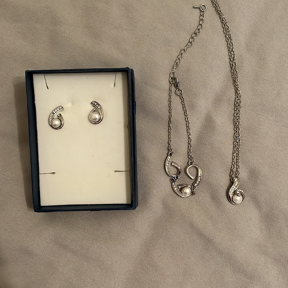 Necklace, bracelet, & earrings silver with pearl & studs set